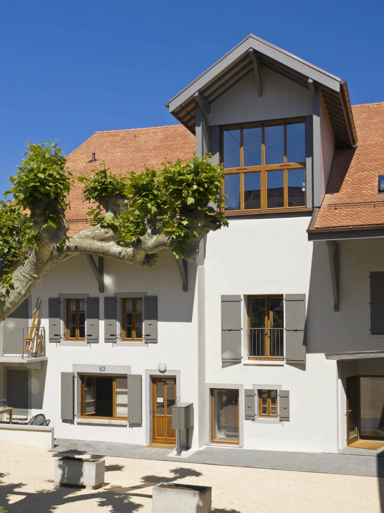 Transformation d’un ancien corps de ferme qui comprend la rénovation et la création de 6 appartements en plein centre du village de Bernex.