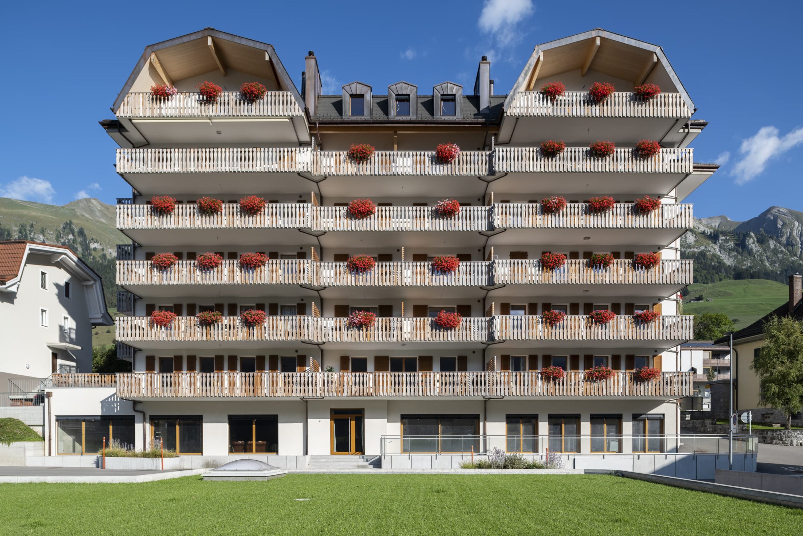 Construction of the “Beau Séjour” a property consisting of 23 luxury flats with indoor swimming pool, close to ski resorts, in Château d’Oex.