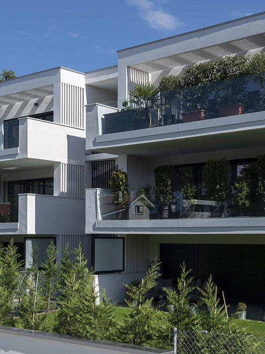 Ensemble résidentiel composé de trois petits immeubles comprenant au total 18 appartements en PPE, à proximité du village de Cologny.