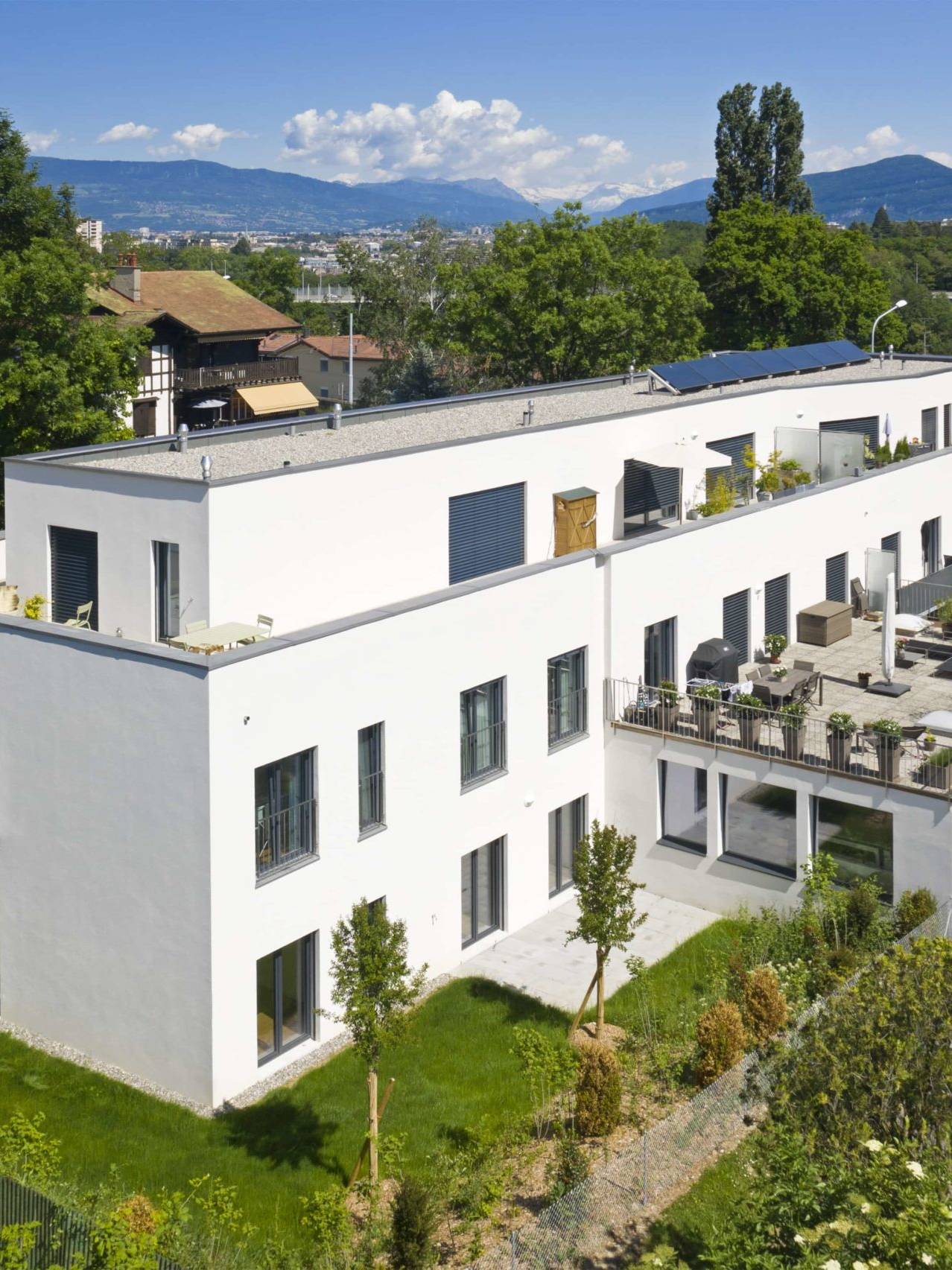 Construction de 3 villas jumelles à l’architecture moderne avec de belles terrasses