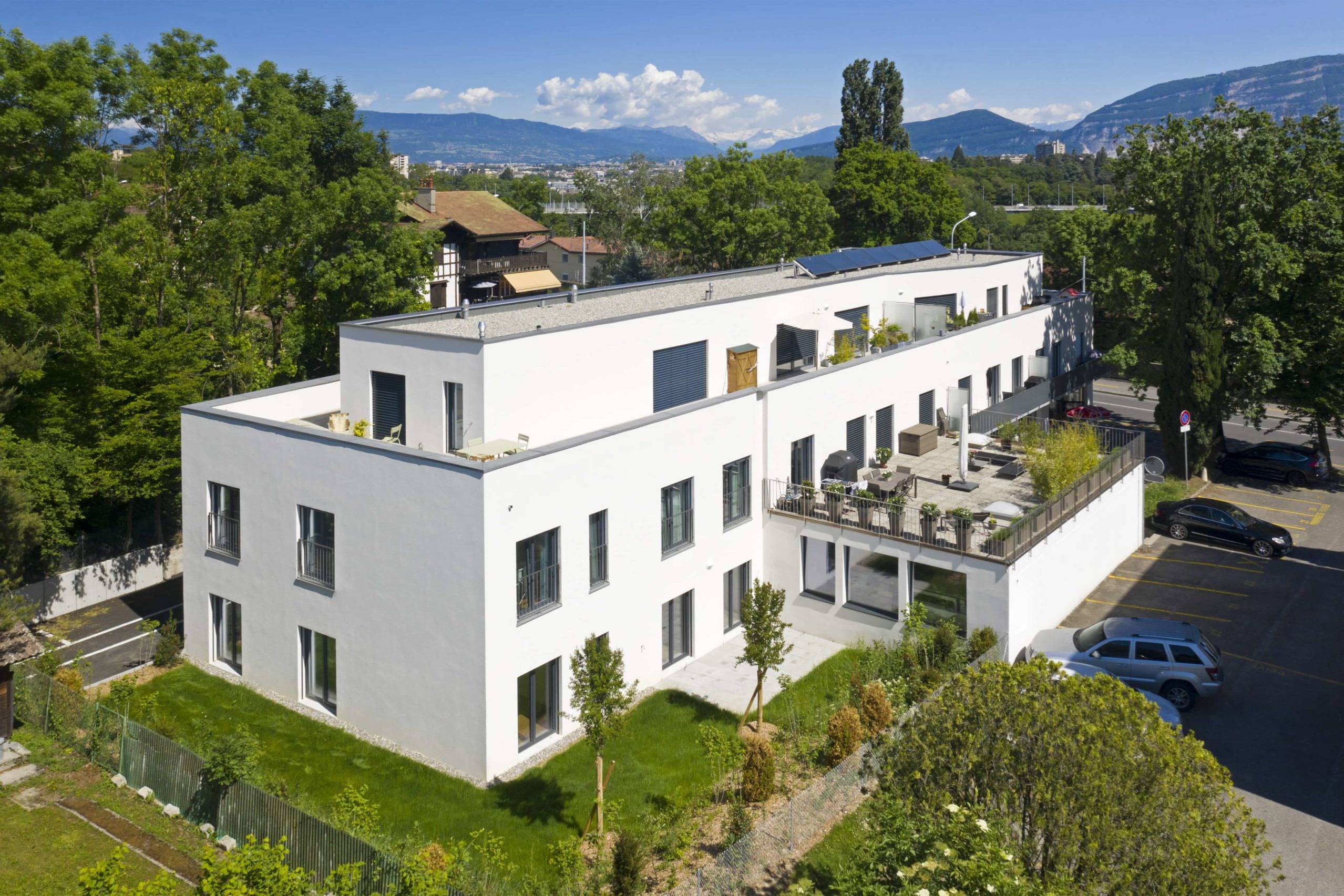 Construction de 3 villas jumelles à l’architecture moderne avec de belles terrasses