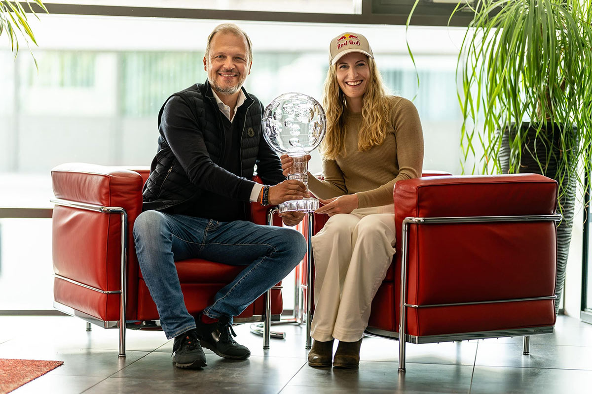 Photo représentant un homme et une femme tenant un trophée